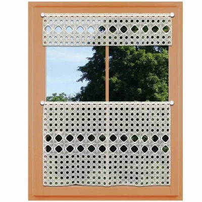 Ein Fenster mit Holzrahmen und zwei cremefarbenen Vorhängen mit Häkelmuster, einer oben und einer in der Mitte, die teilweise den Blick auf die grünen Bäume draußen freigeben.