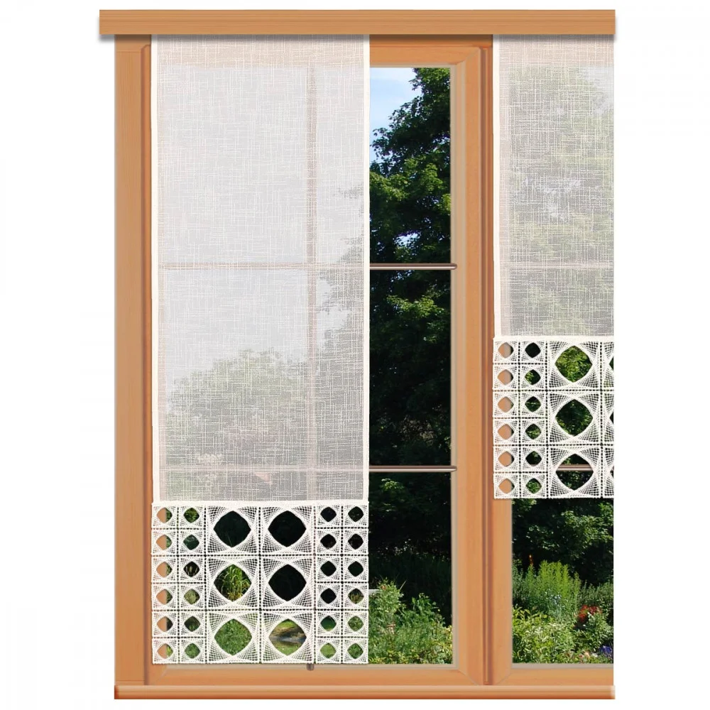 Ein Fenster mit Holzrahmen und halbtransparenten naturfarbenen Flächengardinen mit geometrischen Mustern am unteren Rand. Draußen sind grüne Bäume und ein Garten unter einem klaren Himmel zu sehen.