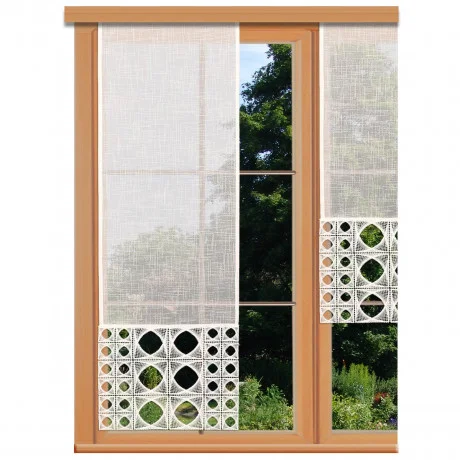 Ein Fenster mit Holzrahmen und halbtransparenten naturfarbenen Flächengardinen mit geometrischen Mustern am unteren Rand. Draußen sind grüne Bäume und ein Garten unter einem klaren Himmel zu sehen.