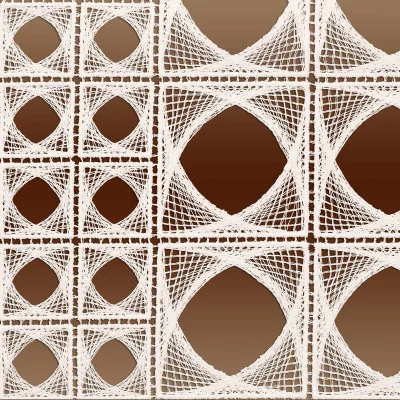 Ein geometrisches gesticktes Muster aus ineinander verwobenen naturfarbenen Fäden, die Quadrate und Rauten auf einem braunen Hintergrund mit Farbverlauf bilden und so ein kompliziertes, symmetrisches und strukturiertes Design erzeugen.