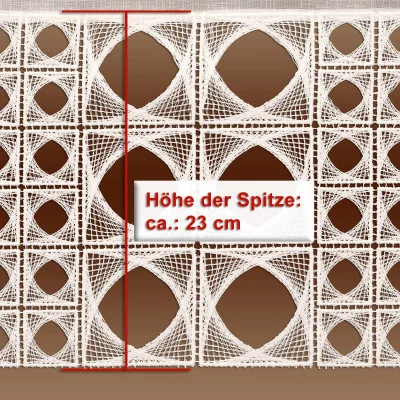 Nahaufnahme eines weißen Spitzenstoffs mit geometrischen Mustern; eine rote senkrechte Linie markiert die Spitzenhöhe, auf Deutsch beschriftet mit „Höhe der Spitze: ca. 23 cm“.