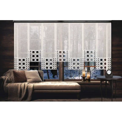 Ein gemütliches Wohnzimmer mit einer gepolsterten Chaiselongue, einer Strickdecke, brennenden Kerzen und einer Analoguhr vor einem großen Fenster mit dekorativen, teilweise transparenten Paneelen. Draußen sind schneebedeckte Bäume zu sehen.