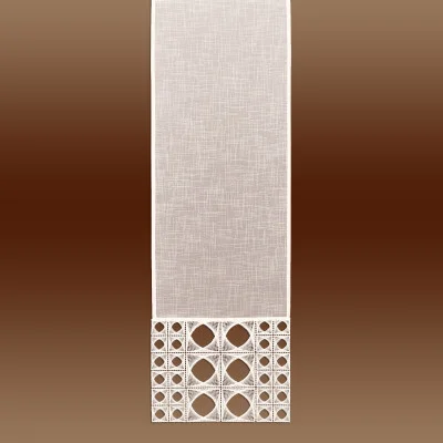 Ein beiger Flächenvorhang mit strukturiertem Stoff und einem komplizierten geometrischen Spitzenmuster an einem Ende, präsentiert vor einem braunen Hintergrund mit Farbverlauf.