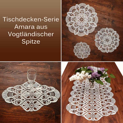 Collage mit dekorativen Spitzendeckchen und einem Tischläufer aus Vogtländischer Spitze auf Holztischen, mit deutschem Text: „Tischdecken-Serie Amara aus Vogtländischer Spitze“. Aufwendiges weißes rundes Deckchen; Ein Bild zeigt Blumen und ein Glas.