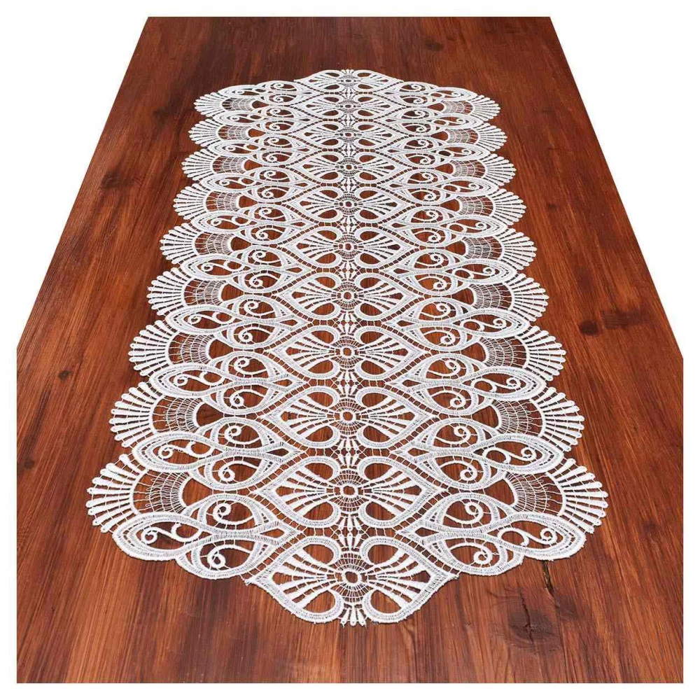 Ein weißer Tischläufer aus Vogtländischer Spitze wird in der Mitte eines Holztisches platziert und weist symmetrische, florale und geometrische Muster auf – eine perfekte Tischdekoration für jede Umgebung.