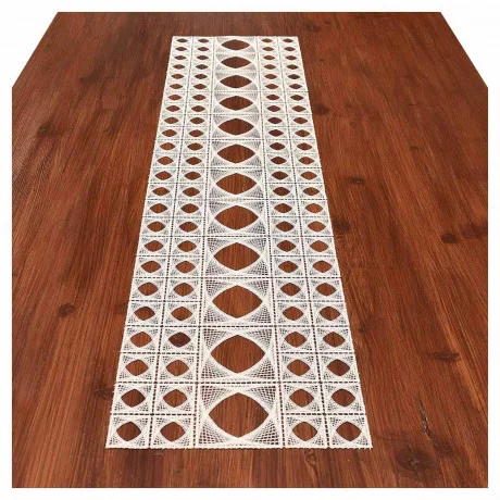 Auf einem Holztisch liegt ein weißer Tischläufer Miray aus geometrischer Spitze mit sich wiederholenden Rauten- und ovalen Ausschnittmustern.