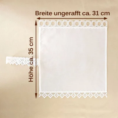Auf beigem Untergrund ist ein quadratischer weißer Spitzenvorhang mit dekorativen Kanten abgebildet. Brauner Text und Pfeile kennzeichnen seine Maße: ca. 31 cm Breite und 35 cm Höhe.