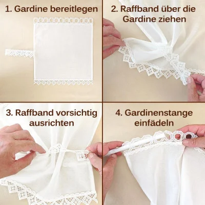 Eine vierstufige Fotoanleitung auf Deutsch zeigt, wie man ein dekoratives Band an einem transparenten Vorhang anbringt und ihn auf eine Gardinenstange fädelt. Die einzelnen Schritte werden anhand eines weißen Vorhangs mit Spitzenbesatz von Händen vorgeführt.