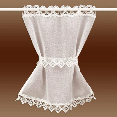 Ein weißer, mit Spitze besetzter Vorhang ist in der Mitte gerafft und gebunden und hängt an einer Stange vor einem braunen Hintergrund. Der Vorhang weist oben, in der Mitte und unten dekorative Kanten auf.