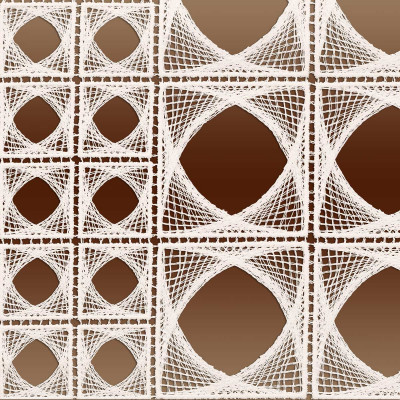Ein geometrisches gesticktes Muster aus ineinander verwobenen naturfarbenen Fäden, die Quadrate und Rauten auf einem braunen Hintergrund mit Farbverlauf bilden und so ein kompliziertes, symmetrisches und strukturiertes Design erzeugen.