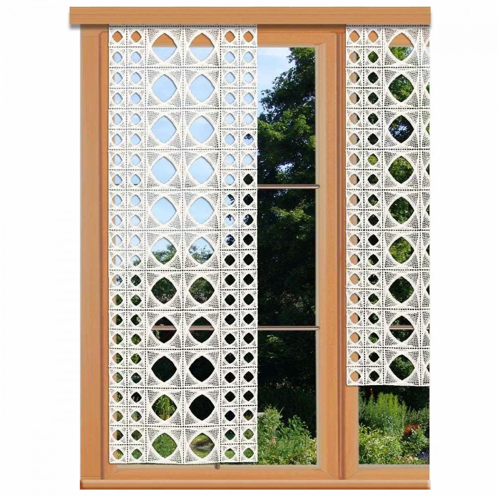 Ein Holzrahmenfenster mit zwei ekrufarbenen-Spitzenpaneelen mit geometrischen Ausschnittmustern im Stil der Vogtländischen Spitze, das den Blick auf grüne Bäume und einen Garten draußen freigibt.