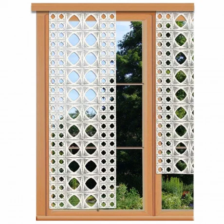 Ein Holzrahmenfenster mit zwei ekrufarbenen-Spitzenpaneelen mit geometrischen Ausschnittmustern im Stil der Vogtländischen Spitze, das den Blick auf grüne Bäume und einen Garten draußen freigibt.