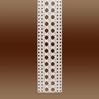 Ein vertikaler Streifen mit einem sich wiederholenden geometrischen Muster aus Quadraten und Rauten, das an die Vogtländische Spitze erinnert, gleicht einem dekorativen architektonischen Paravent vor einem Hintergrund mit Farbverlauf von Ecru nach Braun.