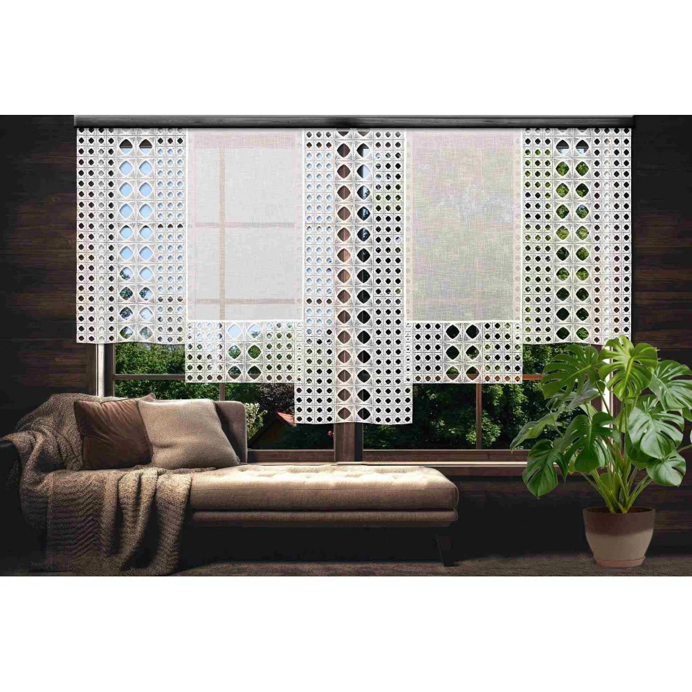 Flächengardinen Miray aus Vogtländischer Spitze am Fenster dekoriert