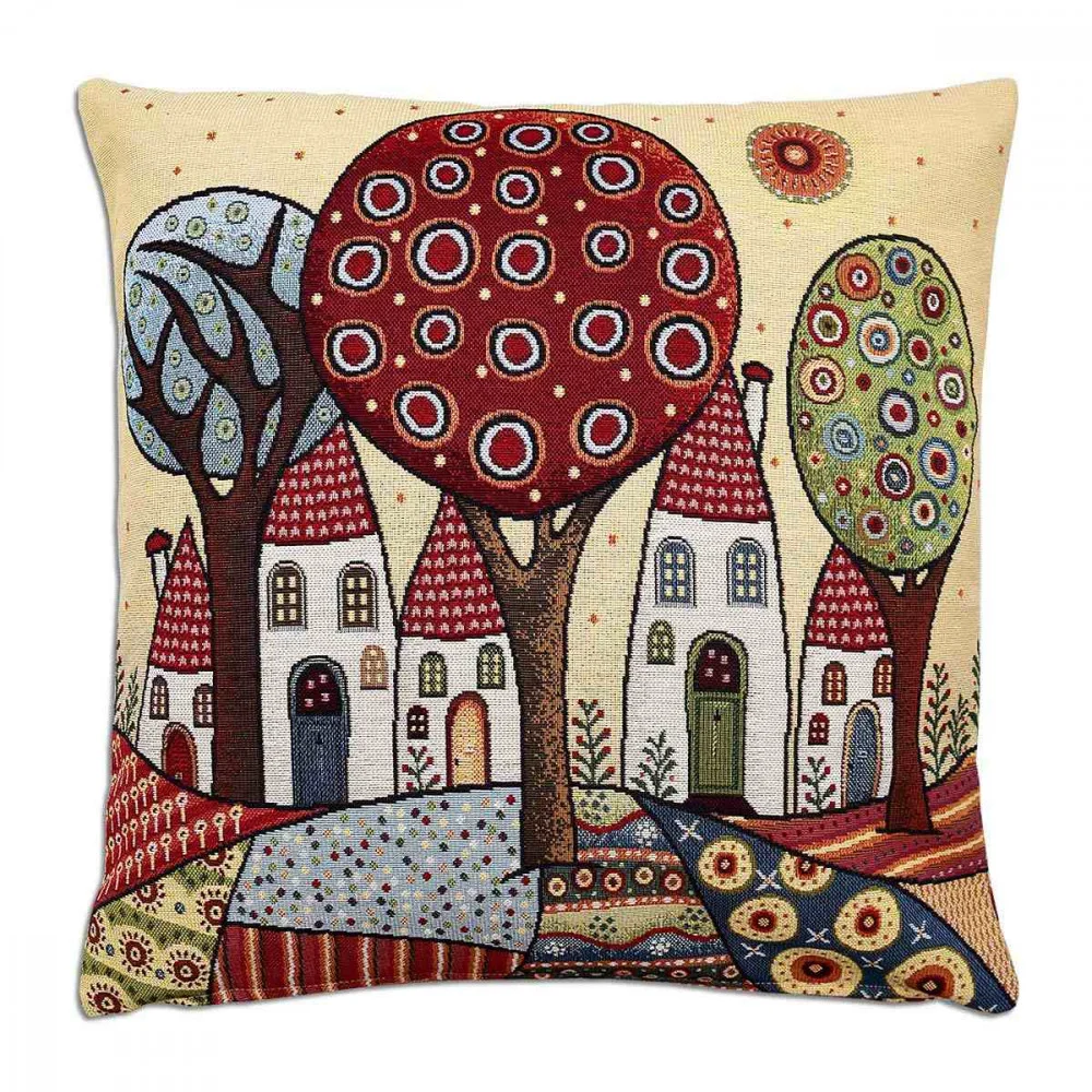 Eine dekorative Kissenhülle mit einem abstrakten, skurrilen Design aus bunten Bäumen, Häuserreihen mit roten Dächern und einer kleinen Sonne, alles eingebettet in eine patchworkartige Landschaft, die den Charme der Retro-Optik hervorruft.