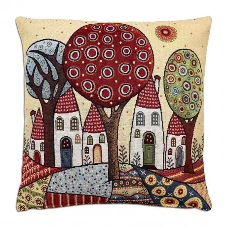 Eine dekorative Kissenhülle mit einem abstrakten, skurrilen Design aus bunten Bäumen, Häuserreihen mit roten Dächern und einer kleinen Sonne, alles eingebettet in eine patchworkartige Landschaft, die den Charme der Retro-Optik hervorruft.