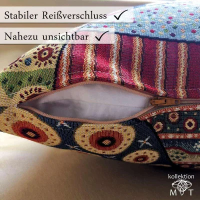 Eine Nahaufnahme einer Kissenhülle in Retro-Optik zeigt bunt gemusterten Stoff und einen offenen, nahezu unsichtbaren Reißverschluss. Text auf Deutsch: „Stabiler Reißverschluss, Nahezu unsichtbar.“ „kollektion MT“-Logo in der Ecke.