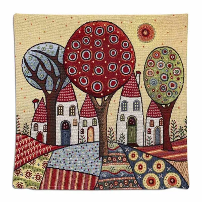 Eine dekorative Kissenhülle mit einem abstrakten, skurrilen Design aus bunten Bäumen, Häuserreihen mit roten Dächern und einer kleinen Sonne, alles eingebettet in eine patchworkartige Landschaft, die den Charme der Retro-Optik hervorruft.