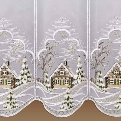 Bestickte Spitzengardine im Vogtländischen Spitzenstil zeigt eine Winterlandschaft mit verschneiten Hütten, immergrünen Bäumen und kahlen Bäumen auf hellem Hintergrund. Gewellte Kanten runden diese elegante Advents-Scheibengardine ab.