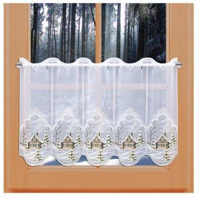 Ein hauchdünner, weißer Scheibenhänger mit aufgestickten Winterhäuschen und -bäumen hängt an einem Holzfenster; draußen sorgen schneebedeckte Bäume für eine bewaldete Winterlandschaft. Diese Advents-Scheibengardine bringt weihnachtlichen Charme ins Haus.