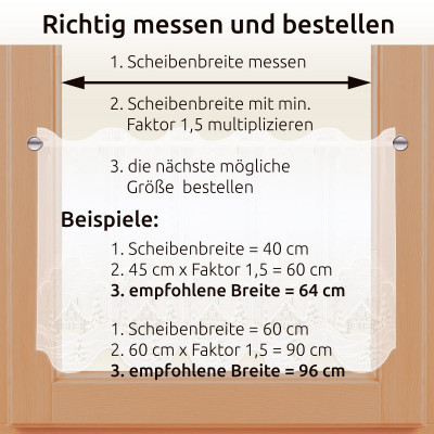 Diagramm, das zeigt, wie man die Vorhangbreite für ein Fenster richtig misst und bestellt, mit nummerierten Schritten und Beispielen unter Verwendung der Multiplikation mit dem Faktor 1,5, vor einem Fenster mit transparenten Scheibenhängern aus zarter Vogtländischer Spitze.