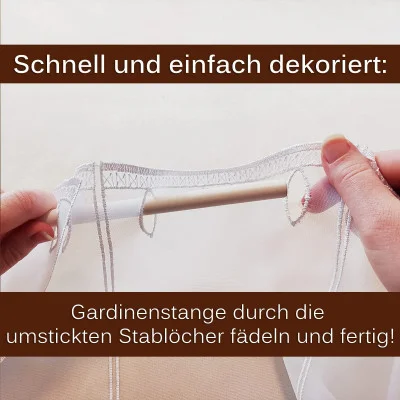 Nahaufnahme von Händen, die eine Gardinenstange durch eine weiße Scheibengardine mit gestickten Schlaufen fädeln. Der Text auf Deutsch lautet: „Schnell und einfach dekoriert: Gardinenstange einfach durch die umstickten Stablöcher fädeln und fertig!“.