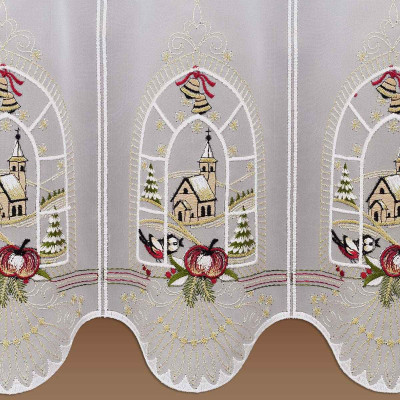 Weiße Winter-Scheibengardine aus Spitze mit gestickten Szenen einer Kirche, Bäumen und Vögeln im Winter, eingerahmt von Bogenfenstern, Glocken und roten Schleifen. Dekorative Muster und gewellte Kanten runden dieses festliche Adventsfenster-Design ab.
