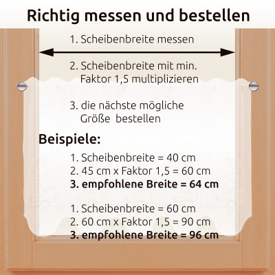 Diagramm, das zeigt, wie man die Vorhangbreite für ein Fenster richtig misst und bestellt, mit nummerierten Schritten und Beispielen unter Verwendung der Multiplikation mit dem Faktor 1,5, vor einem Fenster mit transparenten Scheibenhängern aus zarter Vogtländischer Spitze.