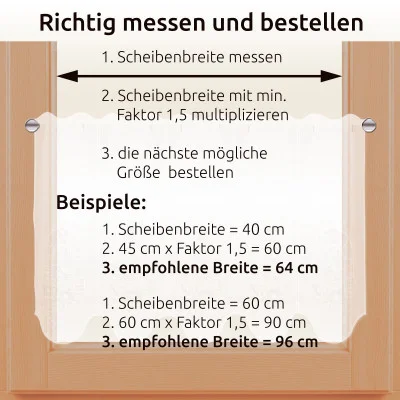 Diagramm, das zeigt, wie man die Vorhangbreite für ein Fenster richtig misst und bestellt, mit nummerierten Schritten und Beispielen unter Verwendung der Multiplikation mit dem Faktor 1,5, vor einem Fenster mit transparenten Scheibenhängern aus zarter Vogtländischer Spitze.