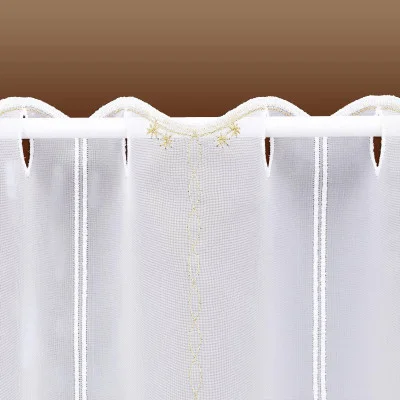 Weiße, transparente Winter-Scheibengardine mit dekorativen vertikalen Nähten und Goldstickereien am oberen Rand, mit eleganter Vogtländischer Spitze, hängt an einer weißen Gardinenstange vor einem braunen Hintergrund mit Farbverlauf.