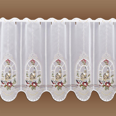 Winter-Scheibengardine aus transparenter weißer Spitze mit gewellten Rändern, aufgestickten Weihnachtsszenen aus der Kirche, roten Kardinälen, Weihnachtssternen und Winterbäumen – perfekt für die Gestaltung eines festlichen Adventsfensters vor jedem braunen Hintergrund.