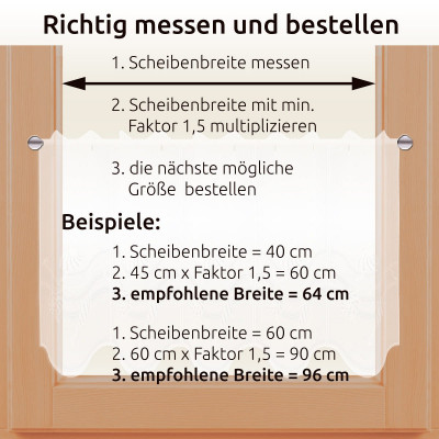 Diagramm, das zeigt, wie man die Vorhangbreite für ein Fenster richtig misst und bestellt, mit nummerierten Schritten und Beispielen unter Verwendung der Multiplikation mit dem Faktor 1,5, vor einem Fenster mit transparenten Scheibenhängern aus zarter Vogtländischer Spitze.