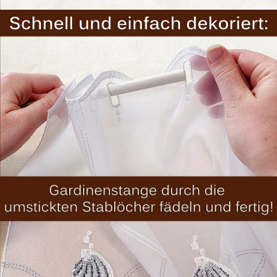 Nahaufnahme von Händen, die eine Gardinenstange durch eine weiße Scheibengardine mit gestickten Schlaufen fädeln. Der Text auf Deutsch lautet: „Schnell und einfach dekoriert: Gardinenstange einfach durch die umstickten Stablöcher fädeln und fertig!“.