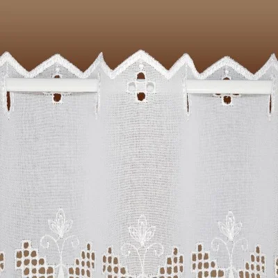 Landhausgardine Antonett mit weißer Schmetterlings-Stickerei Detailausschnitt Stablöcher