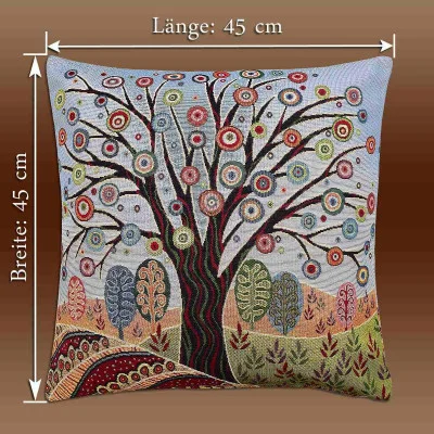 Quadratisches Dekokissen mit einem farbenfrohen abstrakten Baum und gemusterten Blättern in einem einzigartigen Retro-Motiv; weiße Pfeile zeigen die Abmessungen als 45 cm in Höhe (Breite) und Breite (Länge) vor einem braunen Farbverlaufshintergrund.