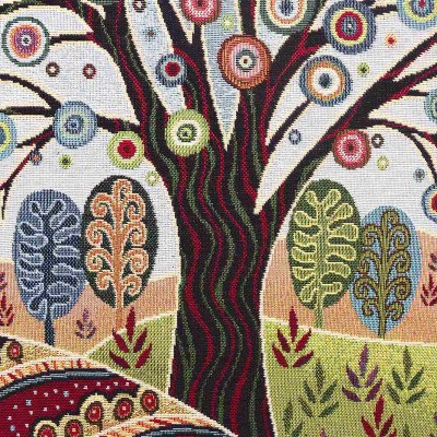Farbenfrohes Gobelin-Dekokissen mit einem stilisierten Baum und wirbelnden Zweigen, kreisförmigen Mustern und abstrakten Hügeln in leuchtendem Rot, Grün, Blau und Beige – ein wahres Kissen „Baum der Träume“ für jeden Raum.