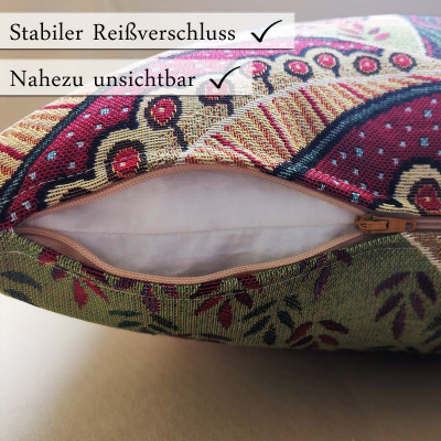Eine Nahaufnahme einer Kissenhülle in Retro-Optik zeigt bunt gemusterten Stoff und einen offenen, nahezu unsichtbaren Reißverschluss. Text auf Deutsch: „Stabiler Reißverschluss, Nahezu unsichtbar.“