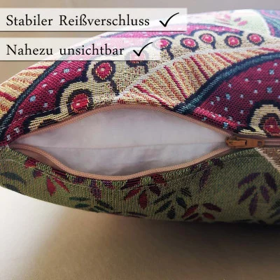 Eine Nahaufnahme einer Kissenhülle in Retro-Optik zeigt bunt gemusterten Stoff und einen offenen, nahezu unsichtbaren Reißverschluss. Text auf Deutsch: „Stabiler Reißverschluss, Nahezu unsichtbar.“