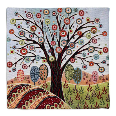 Dekoratives Gobelin-Dekokissen mit kunstvollem Baumdesign mit kreisförmigen Blattmustern, gemustertem Stamm und Ästen sowie stilisierten Pflanzen auf einer pastellfarbenen Landschaft – perfekt als Kissen Baum der Träume für Ihr Zuhause.