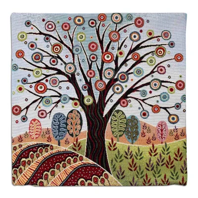 Dekoratives Gobelin-Dekokissen mit kunstvollem Baumdesign mit kreisförmigen Blattmustern, gemustertem Stamm und Ästen sowie stilisierten Pflanzen auf einer pastellfarbenen Landschaft – perfekt als Kissen Baum der Träume für Ihr Zuhause.