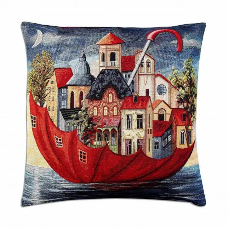 Dieses Dekokissen zeigt eine skurrile Illustration eines Dorfes mit bunten Häusern, Bäumen und Gebäuden, eingebettet in einen offenen roten Regenschirm, der unter einer Mondsichel auf dem Wasser schwimmt.
