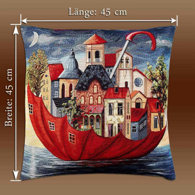 Ein dekoratives Gobelin-Kissen mit einem farbenfrohen Design verschiedener Gebäude unter einem roten Regenschirm. Das Dekokissen ist 45 cm lang und breit und liegt auf einem braunen Hintergrund mit Farbverlauf.