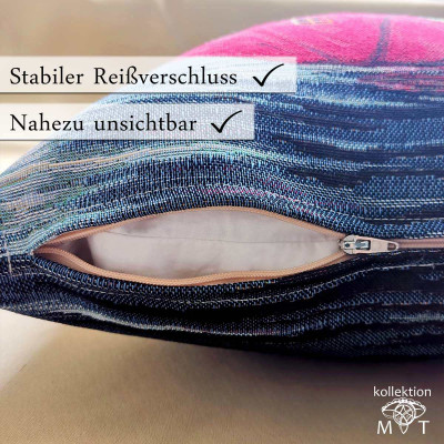 Eine Nahaufnahme einer Kissenhülle in Retro-Optik zeigt bunt gemusterten Stoff und einen offenen, nahezu unsichtbaren Reißverschluss. Text auf Deutsch: „Stabiler Reißverschluss, Nahezu unsichtbar.“