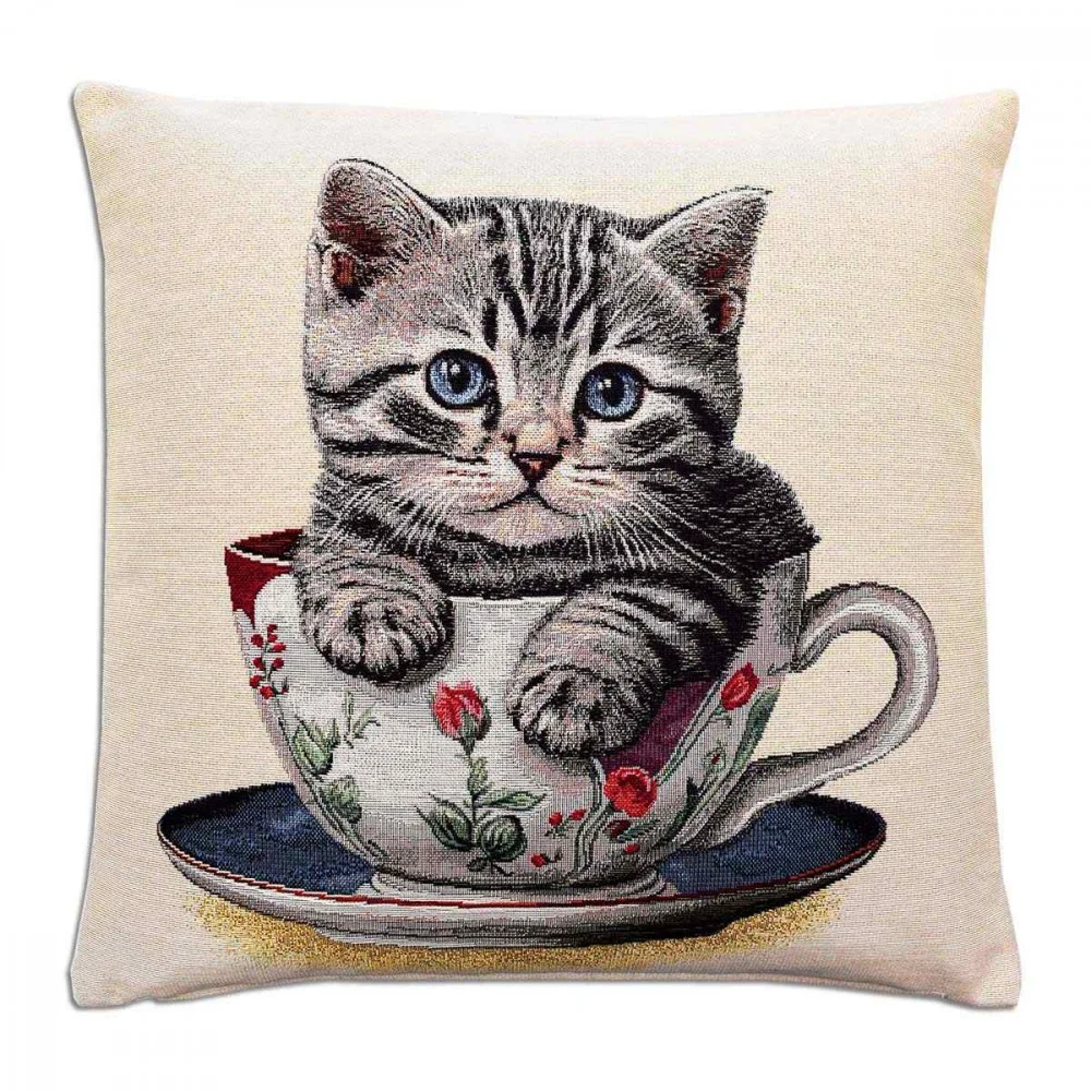 Auf einem dekorativen Kissen ist ein grau getigertes Kätzchen abgebildet, das in einer geblümten Teetasse sitzt, die auf einer dazu passenden Untertasse steht, vor einem schlichten hellen Hintergrund.