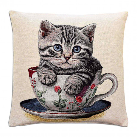 Auf einem dekorativen Kissen ist ein grau getigertes Kätzchen abgebildet, das in einer geblümten Teetasse sitzt, die auf einer dazu passenden Untertasse steht, vor einem schlichten hellen Hintergrund. Auf einem dekorativen Kissen ist ein grau getigertes Kätzchen abgebildet, das in einer geblümten Teetasse sitzt, die auf einer dazu passenden Untertasse steht, vor einem schlichten hellen Hintergrund.