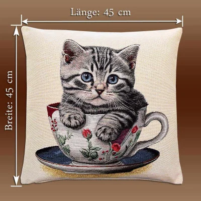 Ein dekoratives Kissen mit der Illustration eines grau getigerten Kätzchens, das in einer geblümten Teetasse sitzt. Das Kissen ist 45 cm lang und breit und hat eine deutsche Maßangabe.
