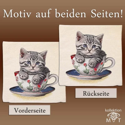 Zwei gewebte Kissen zeigen ein grau getigertes Kätzchen, das in einer dekorierten Teetasse auf einer Untertasse sitzt. Die linke ist mit „Vorderseite“ beschriftet, die rechte mit „Rückseite“. Der obige deutsche Text lautet: „Motiv auf beiden Seiten!“.