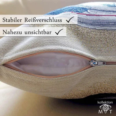 Eine Nahaufnahme einer Kissenhülle in beige und einen offenen, nahezu unsichtbaren Reißverschluss. Text auf Deutsch: „Stabiler Reißverschluss, Nahezu unsichtbar.“