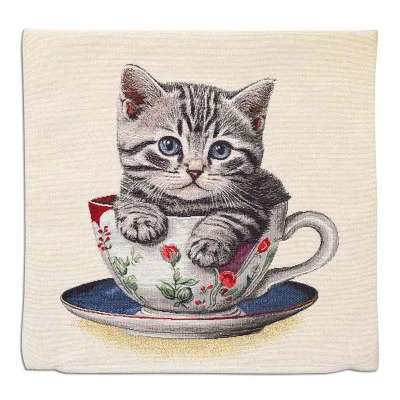 Auf einem dekorativen Kissen ist ein grau getigertes Kätzchen abgebildet, das in einer geblümten Teetasse sitzt, die auf einer dazu passenden Untertasse steht, vor einem schlichten hellen Hintergrund.