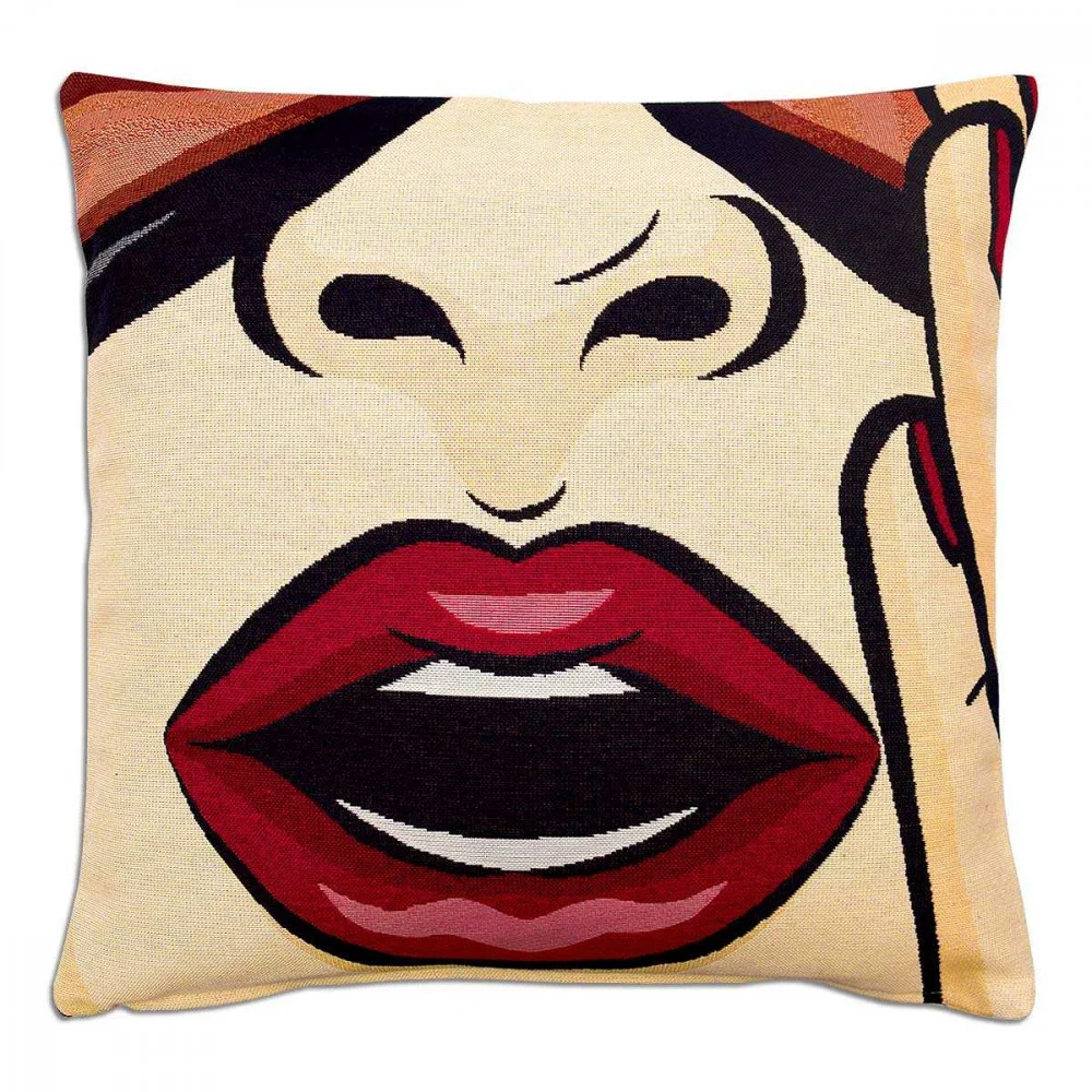 Ein dekoratives Kissen mit einem Pop-Art-Design eines Frauengesichts mit kräftigen roten Lippen, dunkler Sonnenbrille und einem erhobenen Finger auf der rechten Seite, der eine Schockiert-Geste suggeriert.